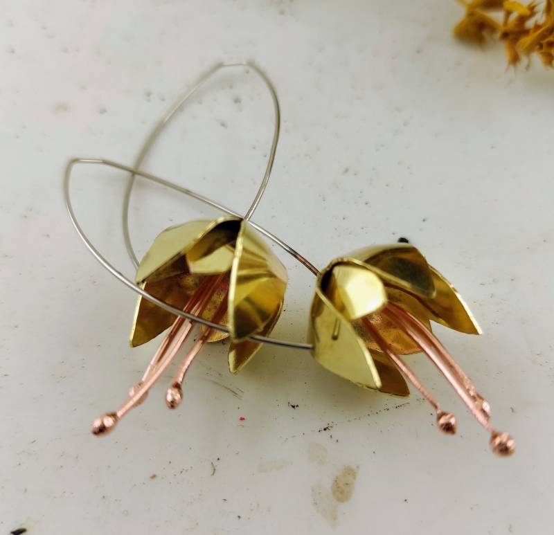 Blumen Ohrringe/Messing Schmuck Creolen Baumeln Tropfen Blumen Ohrringe/Messing Schmuck Creolen Baumeln Tropfen von JelenaGajicJewelry