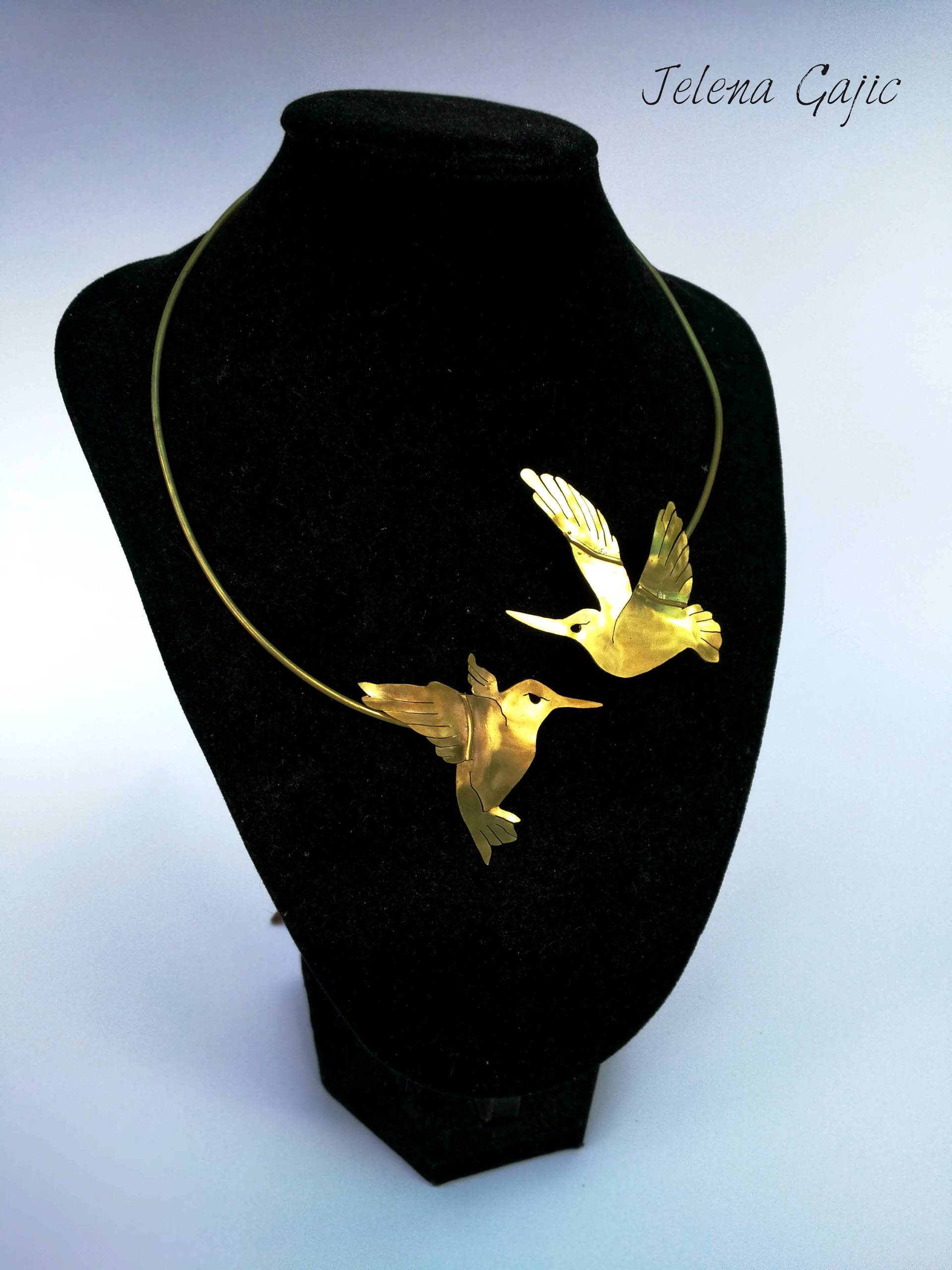 Handgemachte Kolibri Halskette. Messing Schmuck. Vogel-Charme-Halskette von JelenaGajicJewelry