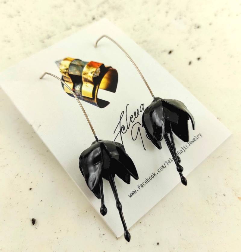 Schwarze Blumen Ohrringe Zarte Schwarze Blumen Ohrringe Zarte von JelenaGajicJewelry