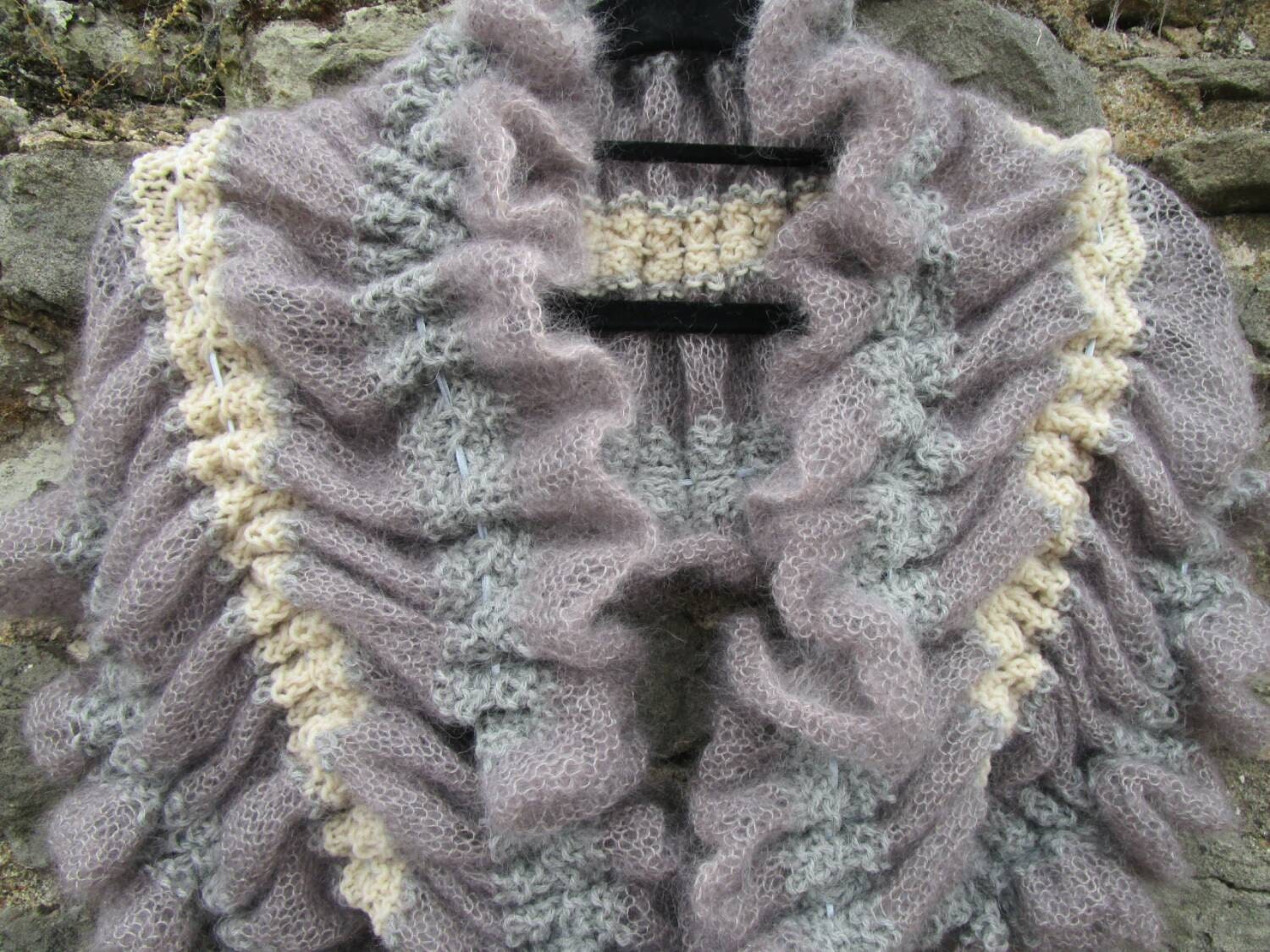 Handgefertigter Rüschenschal Aus Ziegenmilch Und Wolle Handgefertigter Rüschenschal Aus Ziegenmilch Und Wolle von JelenasAccessories