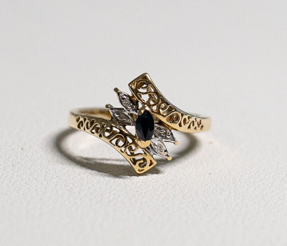 10K Gelbgold Marquise Saphir Diamant Ring, Filigrane Überbrückung, Größe 6, 5 von Jelifem