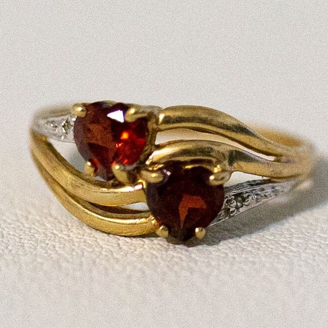 10K Gelbgold Zwei Herzform Granat & Diamant Akzente Größe 6, 25 Ring Gestempelt von Jelifem