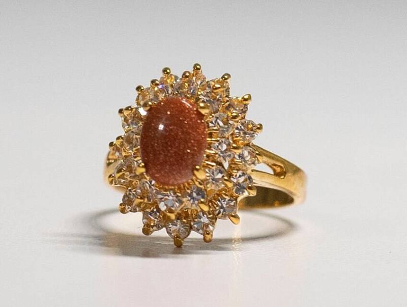 18Kt Gold Finish Sonnenstein Layered Edelstein Cocktail Ring Größe 6 1/4 Halbedelstein Chakra Ovalschliff von Jelifem