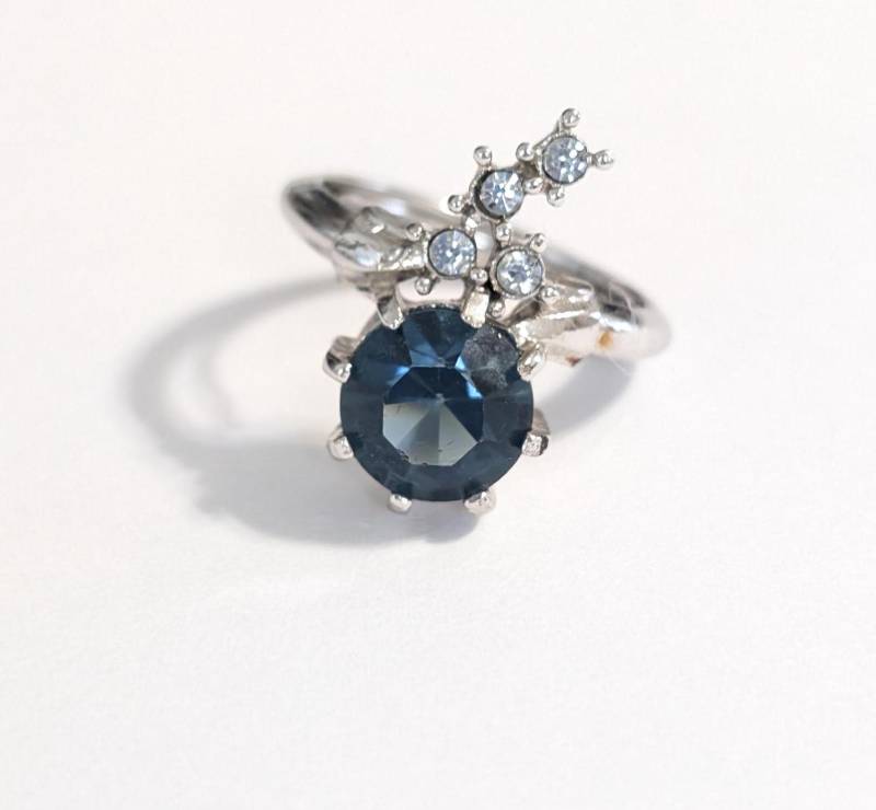 1975 Avon Ring Dark Indiglow Silber Größe Small 3.5 Bis 5 Verstellbarer Avon Modeschmuck New Old Stock von Jelifem