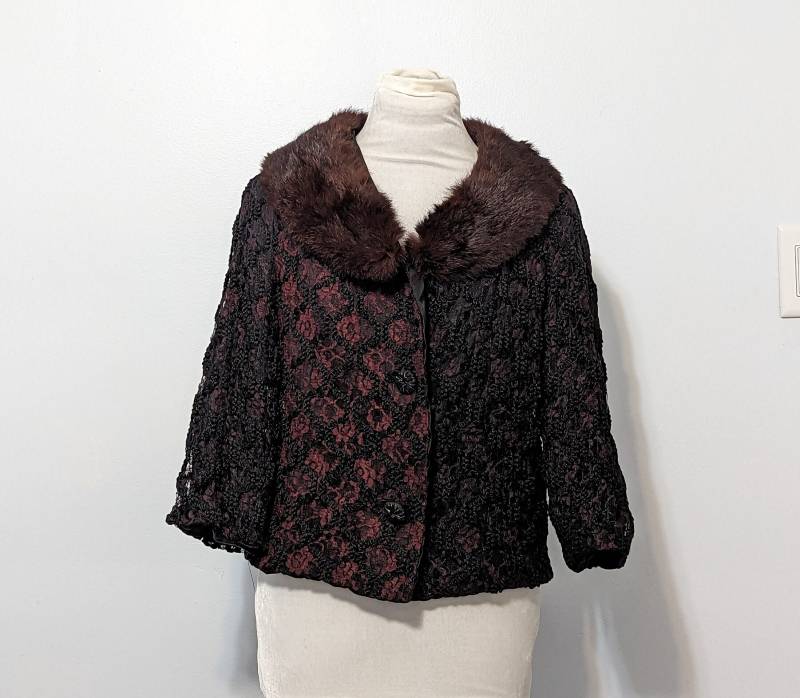 Vintage Kurze Kurz Jacke Aus Spitze, Schwarz & Burgund, Kaninchen Pelzkragen, Grösse S von Jelifem