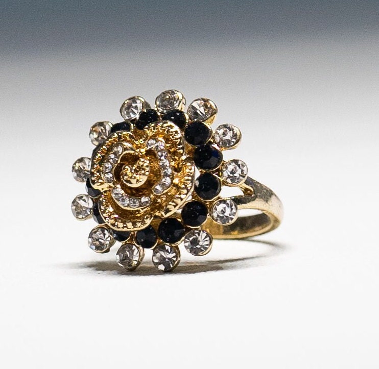Antik Stil Bronze Rose Golden Ring Mit Schwarz Weiß Strassstein Größe 7 1/2 von Jelifem
