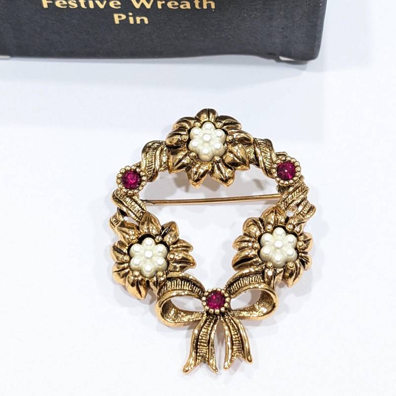 Avon ©1994 Festkranz Anstecknadel Brosche Antik Gold Blumen Schleife Rubinrot Strass & Perlen Modeschmuck New Old Stock 162 von Jelifem