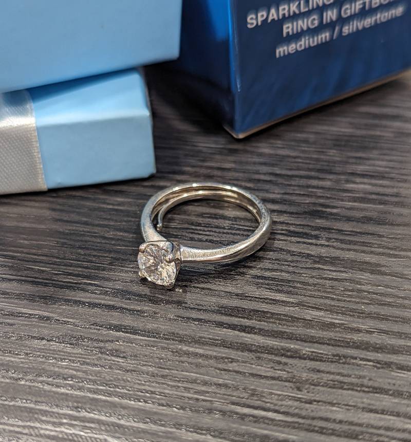 Avon Brilliant Cut Zirkon Solitär Ring Größe Medium 7, 5-9 Einstellbar Nos in Geschenkbox von Jelifem