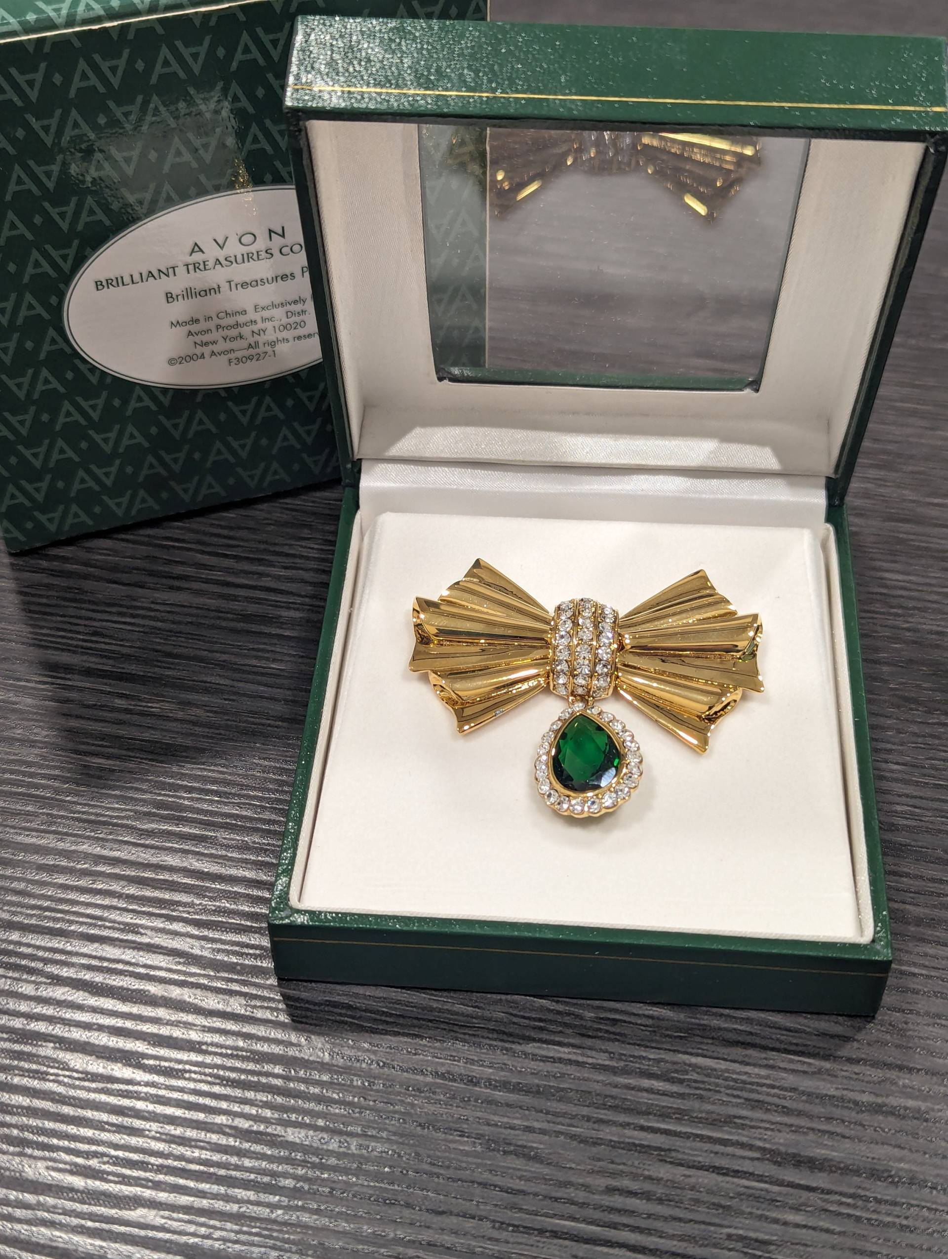 Avon Exclusive Brilliant Treasures Pin Gold Bow Dangle Smaragdgrün Juwel Honour Society Präsident Des Club Tribute 2003-2004 New Old Stock 74 Avon Exclusive Brilliant Treasures Pin Gold Bow Dangle Smaragdgrün Juwel Honour Society Präsident Des Club Tribute 2003-2004 New Old Stock 74 von Jelifem
