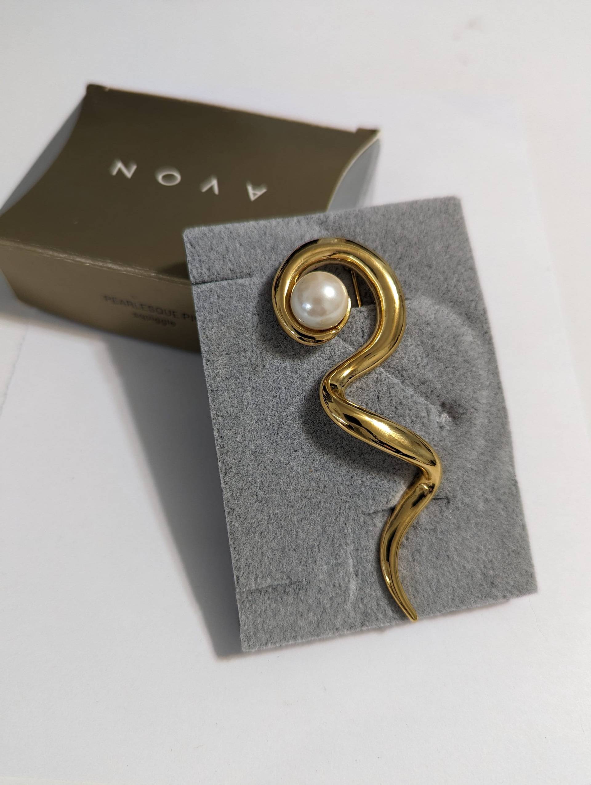Avon Gold Tone Squiggle Brosche Pearlesque Pin 1996 New Old Stock 78 von Jelifem