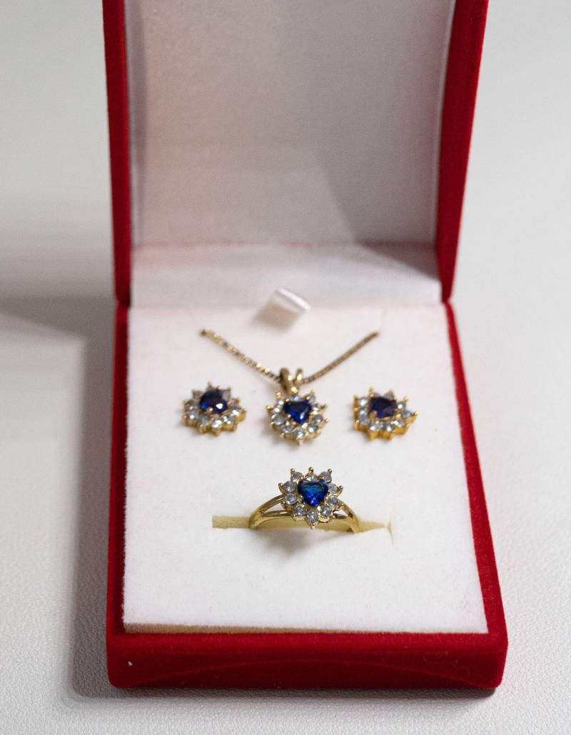 Avon Heart Birthstone 3-Piece Set Halskette Ohrhänger Ohrringe Verstellbarer Ring September Sapphire Mit Kristallakzenten in Geschenkbox von Jelifem