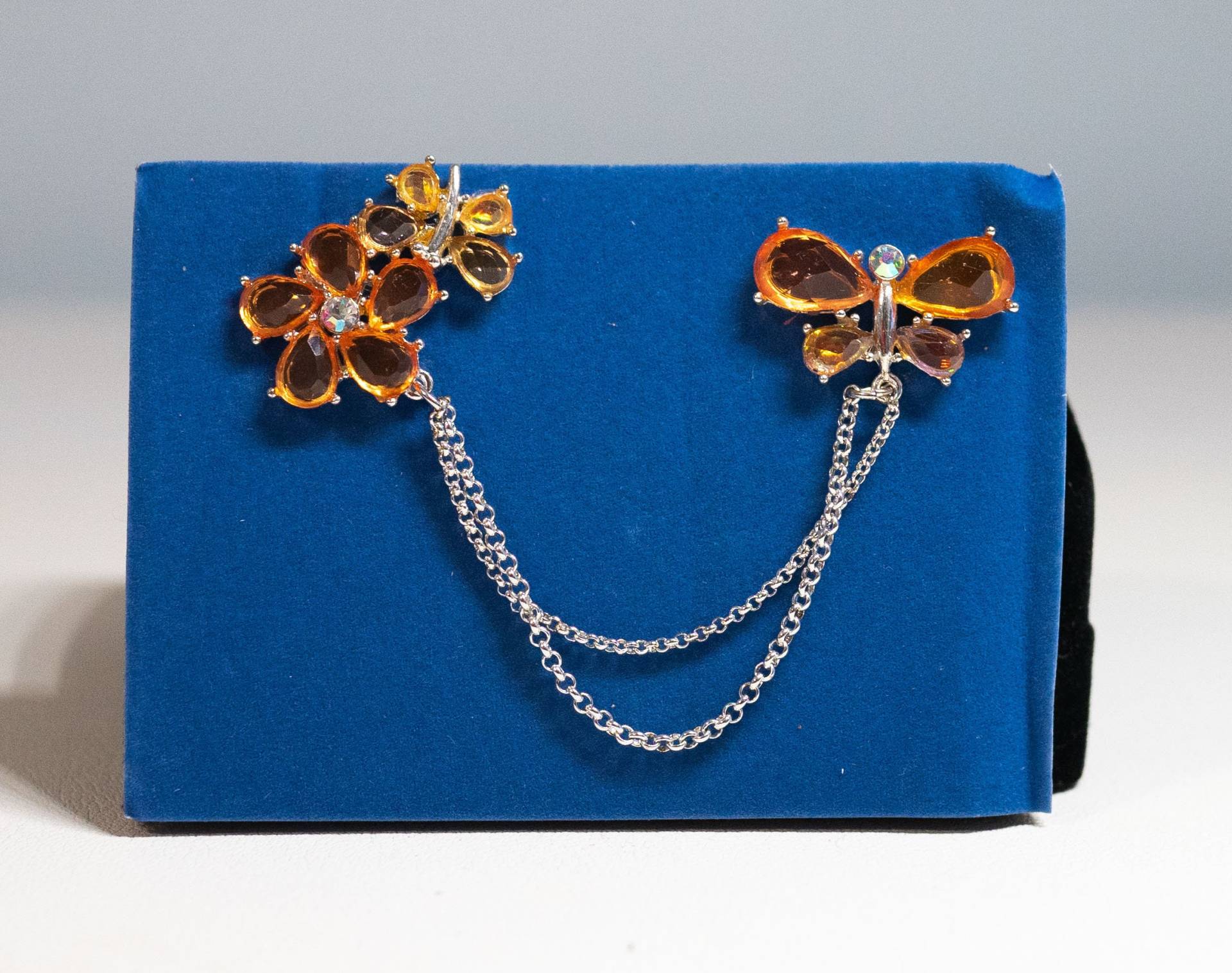 Avon Flatternder Schmetterling Kristall Brosche Silber-Finish Zwei Ketten New Old Stock 46 Avon Flatternder Schmetterling Kristall Brosche Silber-Finish Zwei Ketten New Old Stock 46 von Jelifem