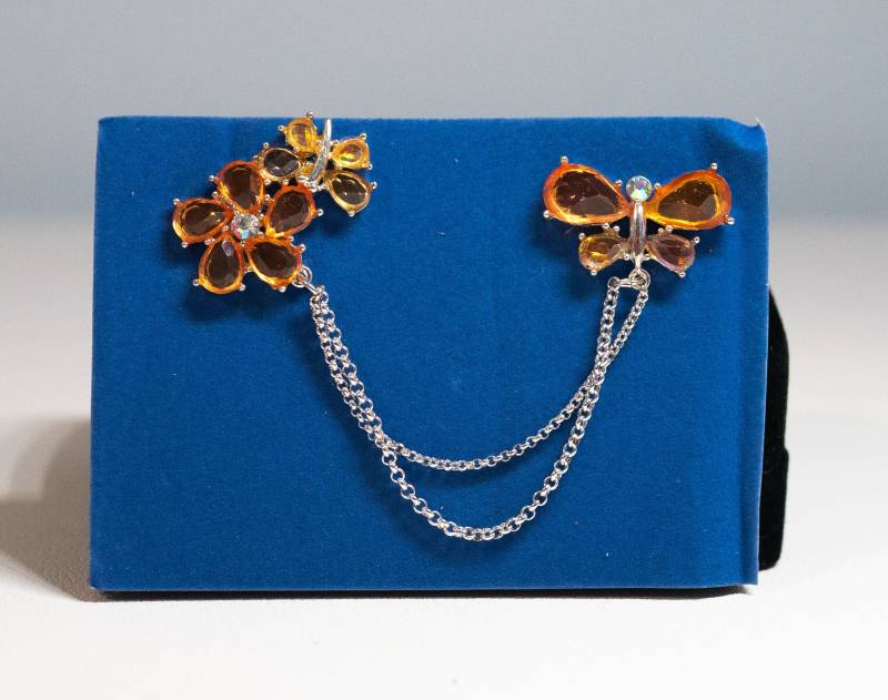 Avon Flatternder Schmetterling Kristall Brosche Silber-Finish Zwei Ketten New Old Stock 46 Avon Flatternder Schmetterling Kristall Brosche Silber-Finish Zwei Ketten New Old Stock 46 von Jelifem