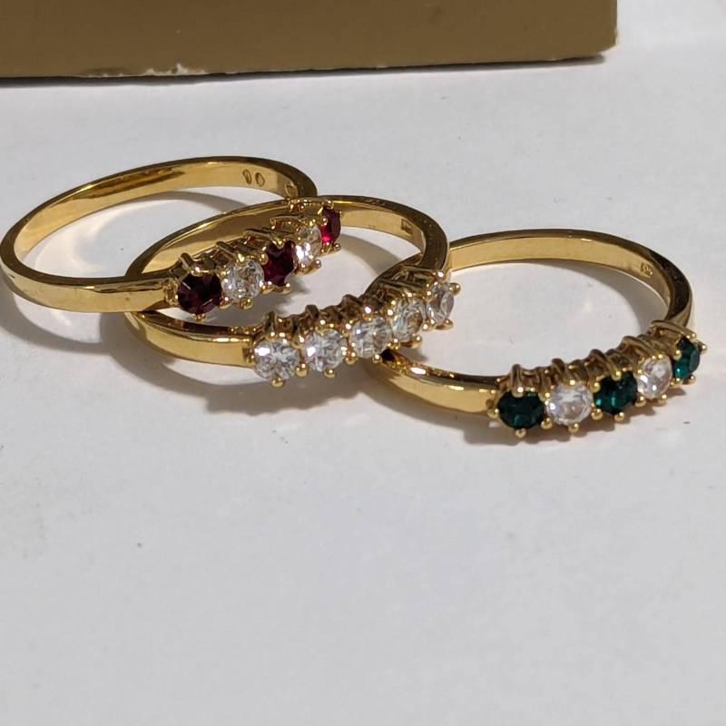 Avon Kristall Ring Trio Größe 5 1/4 Vintage Urlaub Eternity Granat Smaragd 3Er Set Goldfarben New Old Stock von Jelifem