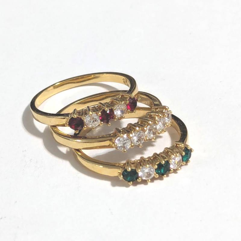 Avon Kristall Ring Trio Größe 5 Vintage Urlaub Eternity Granat Smaragd 3Er Set Goldfarben New Old Stock von Jelifem