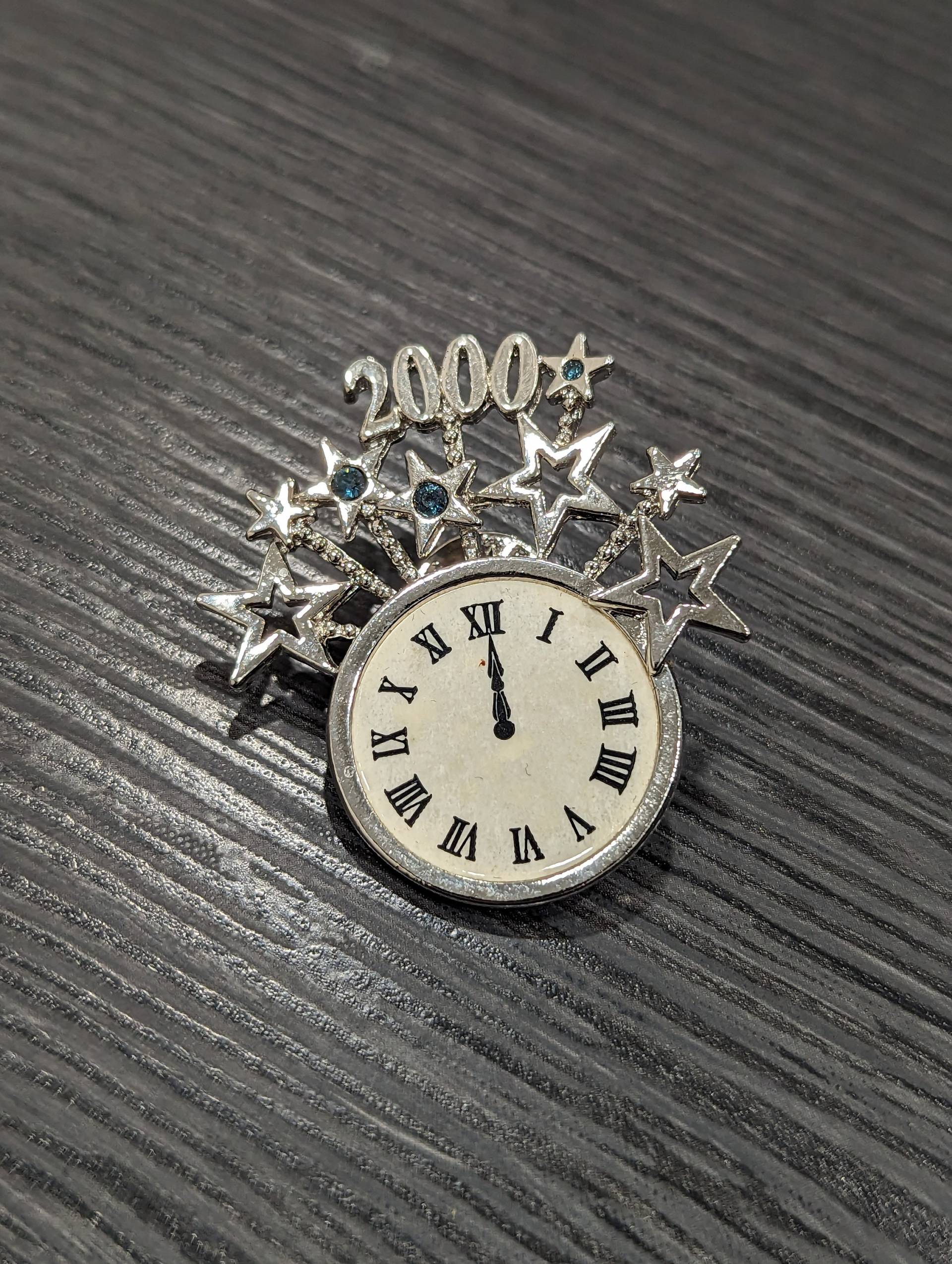 Avon Millennium Clock 2000 Silberfarbene Sterne Anstecknadel Vintage 1999 Sammlerstück Nos 30 Avon Millennium Clock 2000 Silberfarbene Sterne Anstecknadel Vintage 1999 Sammlerstück Nos 30 von Jelifem