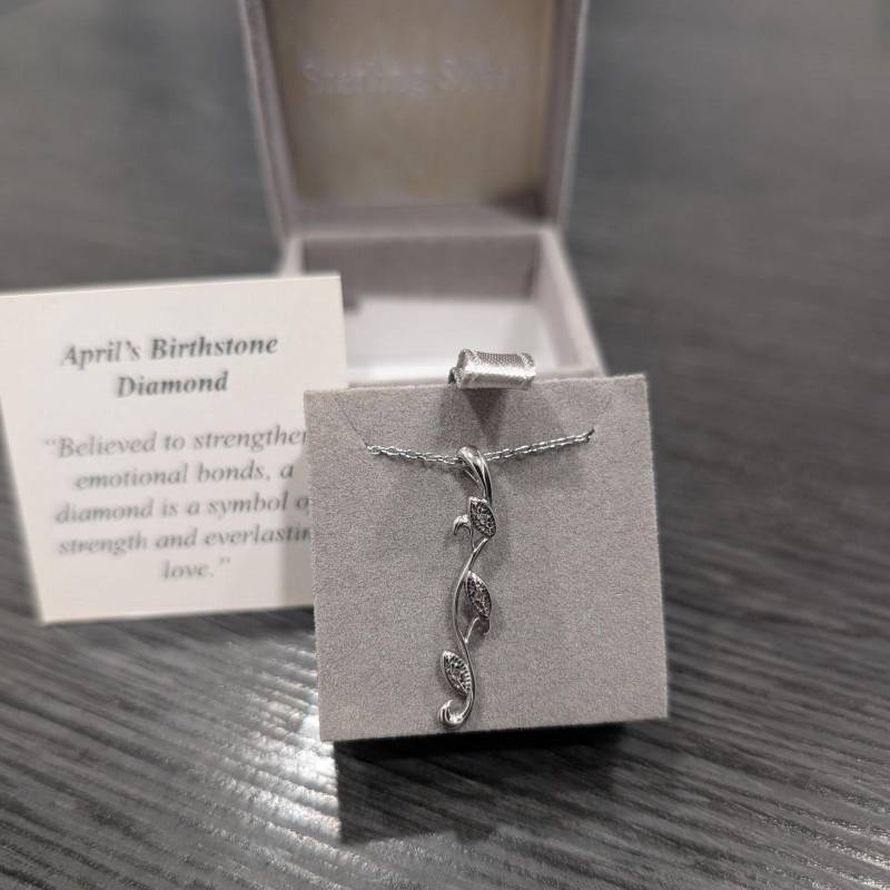 Avon Sterling Silber Birthstone Halskette April Diamant Zweig Pedant & Kette New Old Stock Ausgezeichnete von Jelifem