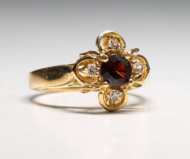 Dac Birthstone Granat Ring Januar Blume Cocktail-Ring Gelbgold Finish Deborah Armstark Größe 8 3/4 von Jelifem