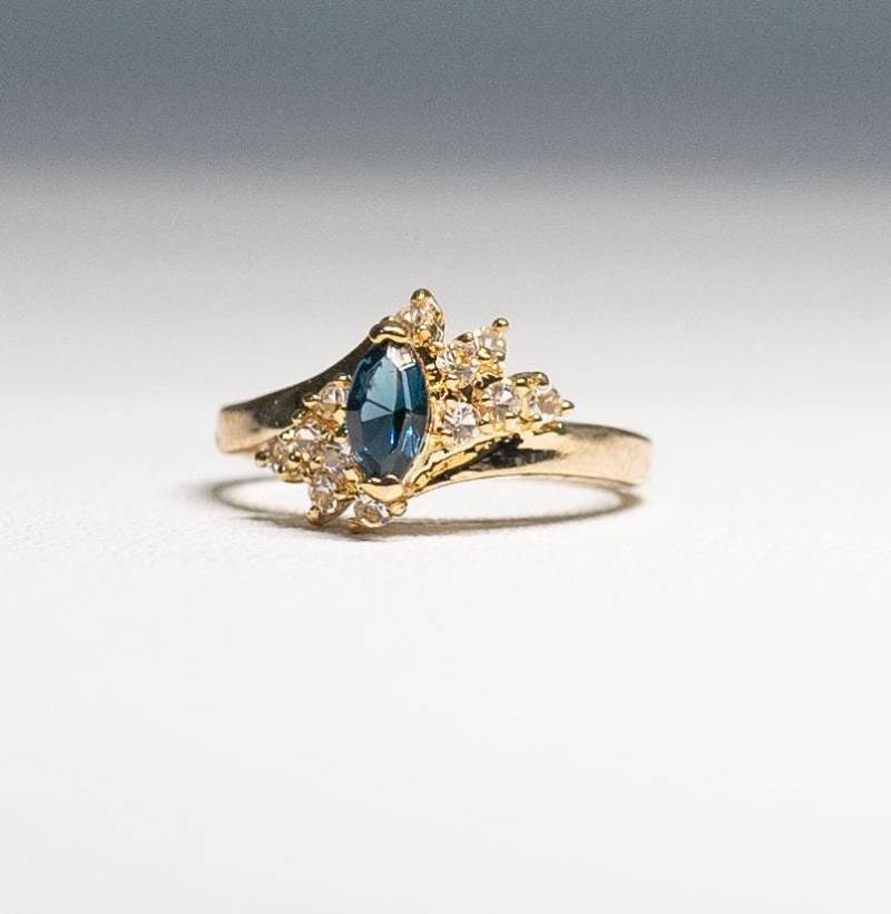 Dac Geburtsstein Saphir Blau & Klar Zirkon Ring September 14K Gelbgold Ge Finish Icy Cluster Deborah Armstark Größe 9 von Jelifem