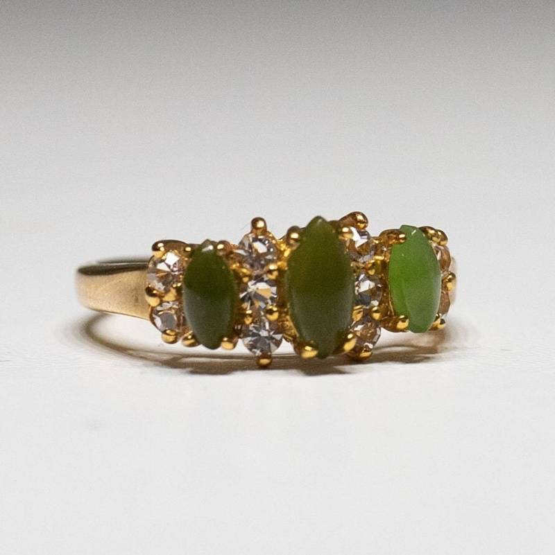 Drei Stein Jade & Klare Cz Steine Ring Delphin Erz Viele Funkelnde 18Kt Hge Gelbgold Cocktail Größe 7 von Jelifem