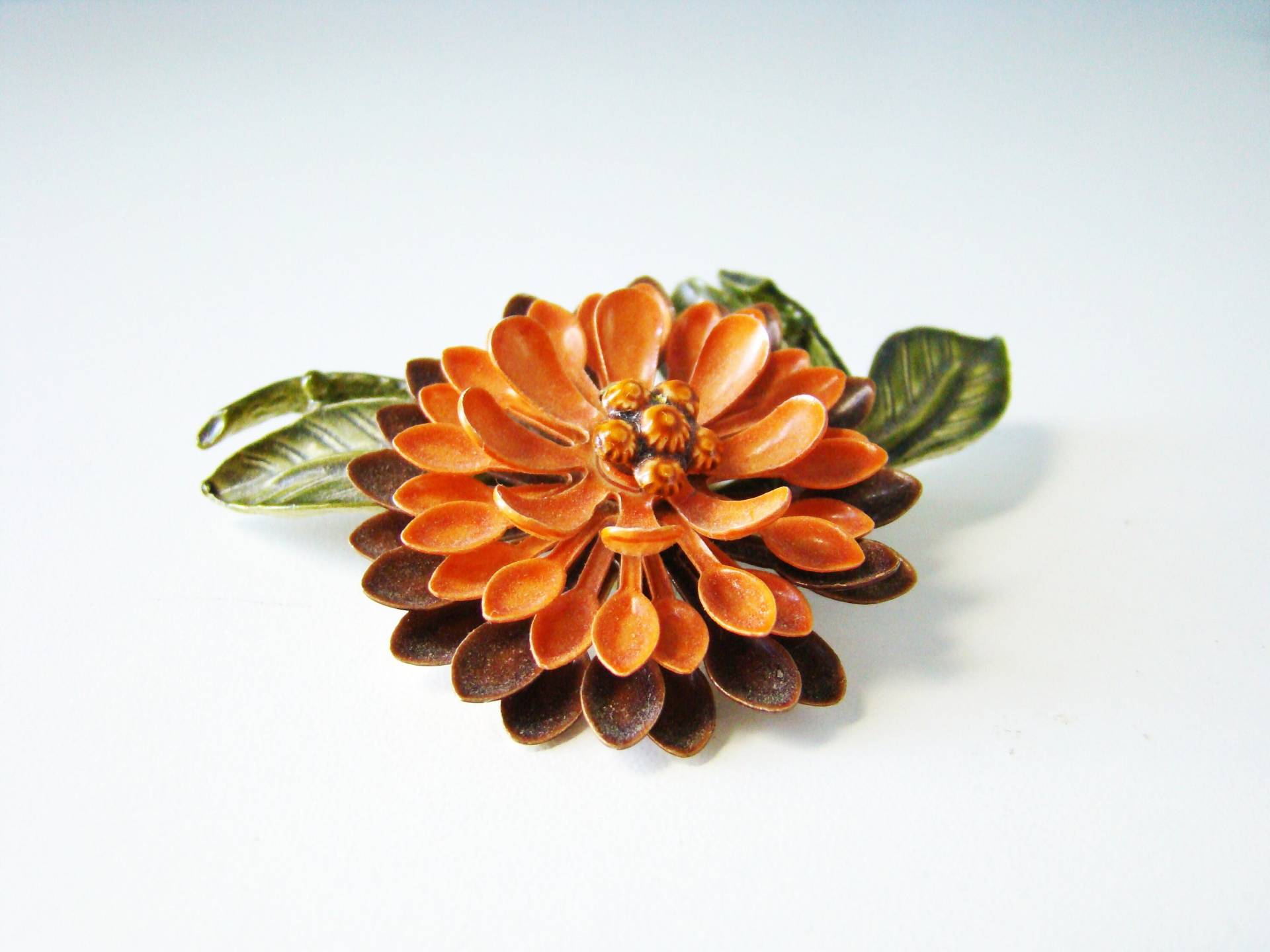 Vintage Emaille Blumen Brosche, 3D Handbemalter Metall Pin von Jelifem