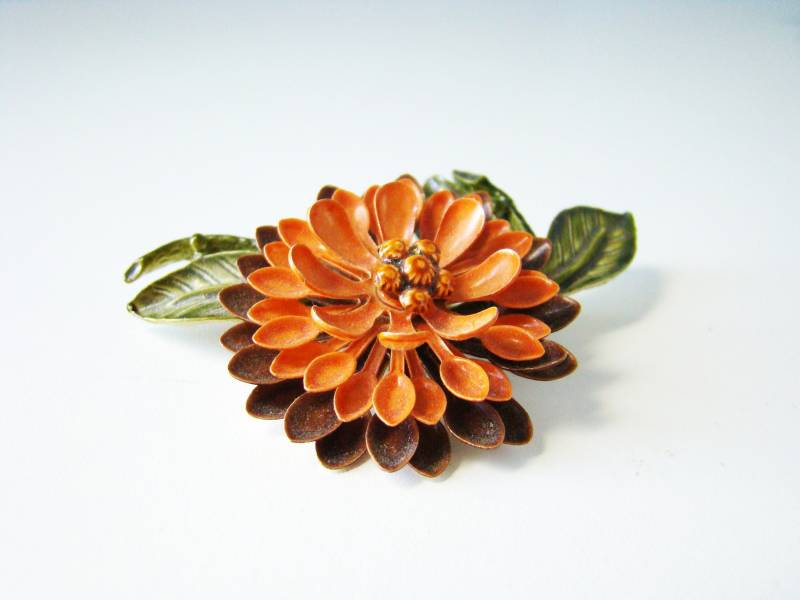 Vintage Emaille Blumen Brosche, 3D Handbemalter Metall Pin von Jelifem