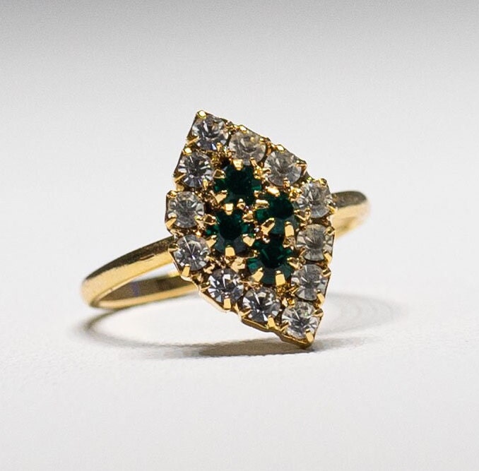 Funkelnder Diamant Form Tief Smaragd Grün Swarovski Kristalle Ring Mai Geburtsstein Schillernde 14Kt Hge Band Größe 8 1/2 Verstellbar von Jelifem