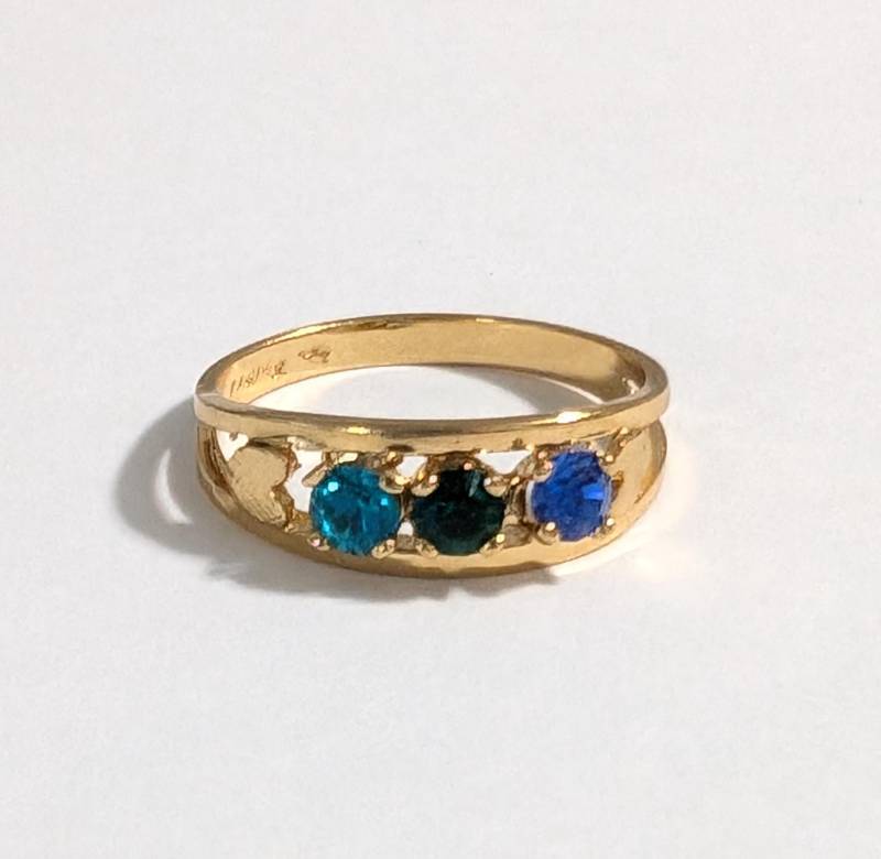 Mutter 3 Stein Cocktail-Ring Größe 7 Mai September Dezember Birthstone Smaragd Saphir Blau Zirkon Ring Gold-Finish Großmutter Familie von Jelifem
