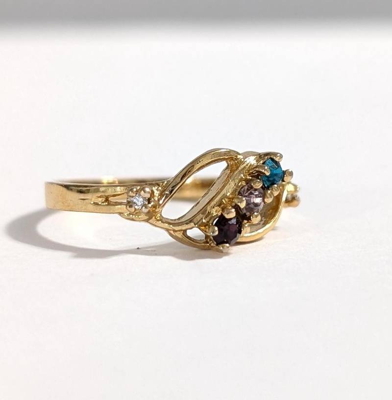 Mutterring Drei-stein-Bypass-Design Kristall-Geburtssteinring Amethyst Februar Alexandrit Juni Blautopas Dezember Gold-Finish Größe 6, 5 von Jelifem
