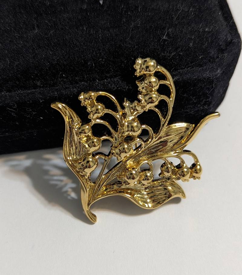 Seltene Avon Maiglöckchen Brosche 1991 Winterstrauß Pin New Old Stock 63 Seltene Avon Maiglöckchen Brosche 1991 Winterstrauß Pin New Old Stock 63 von Jelifem