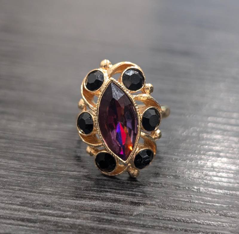 Signierte Sarah Coventry Java 1974 Ring Größenverstellbar Rot Lila Marquise & Schwarz Runde Kristalle Cocktail-Ring Ausgezeichnet von Jelifem