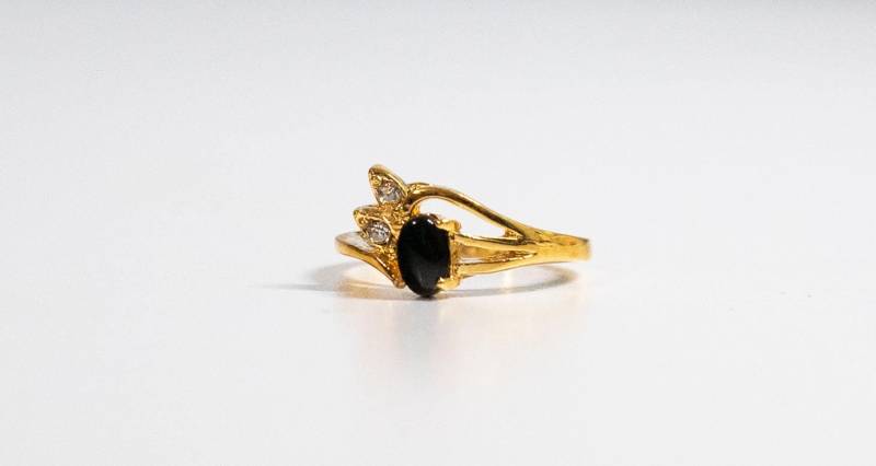 Tiny One Stone Black Onyx & Clear Crystals Ring 18Kt Hge Vergoldet Cocktail Größe 6 Designer von Jelifem