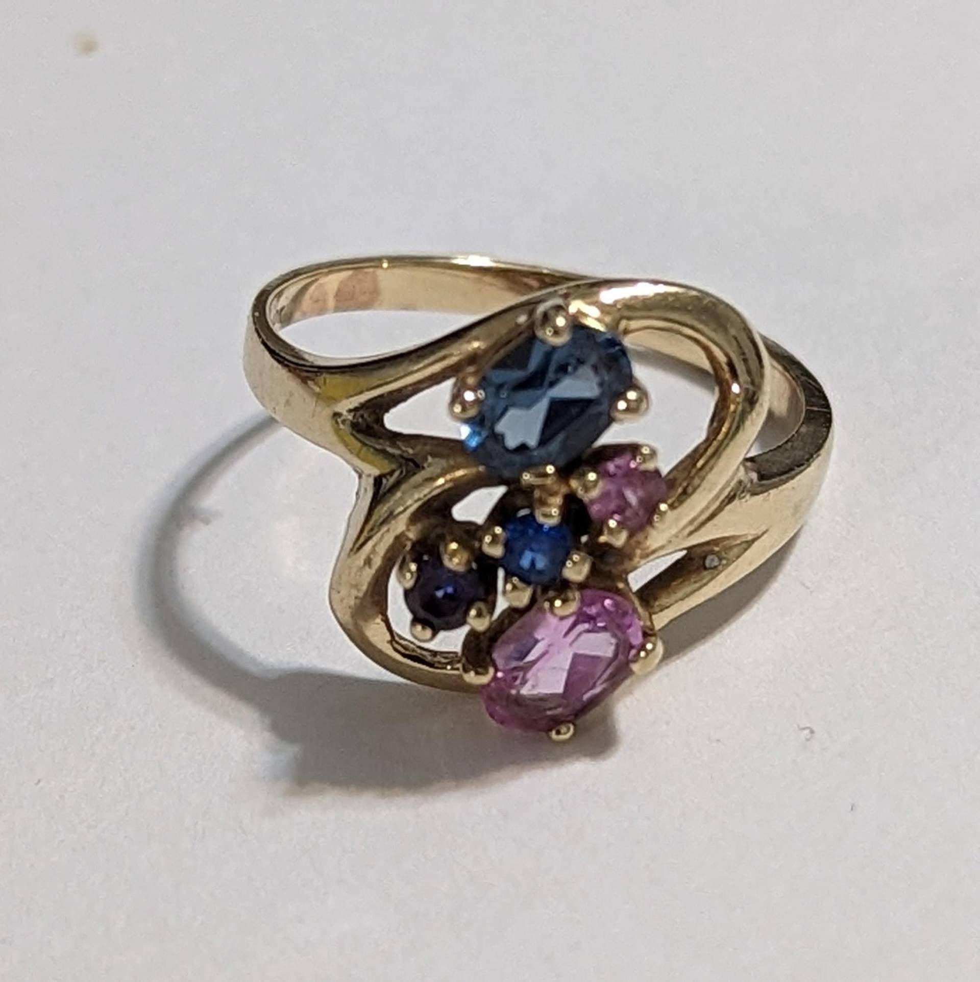 Vintage 10K Gelbgold Multi-stein-Bypass-Ring, Alexandrit-Aquamarin-Topas-Amethyst, Größe 9 von Jelifem