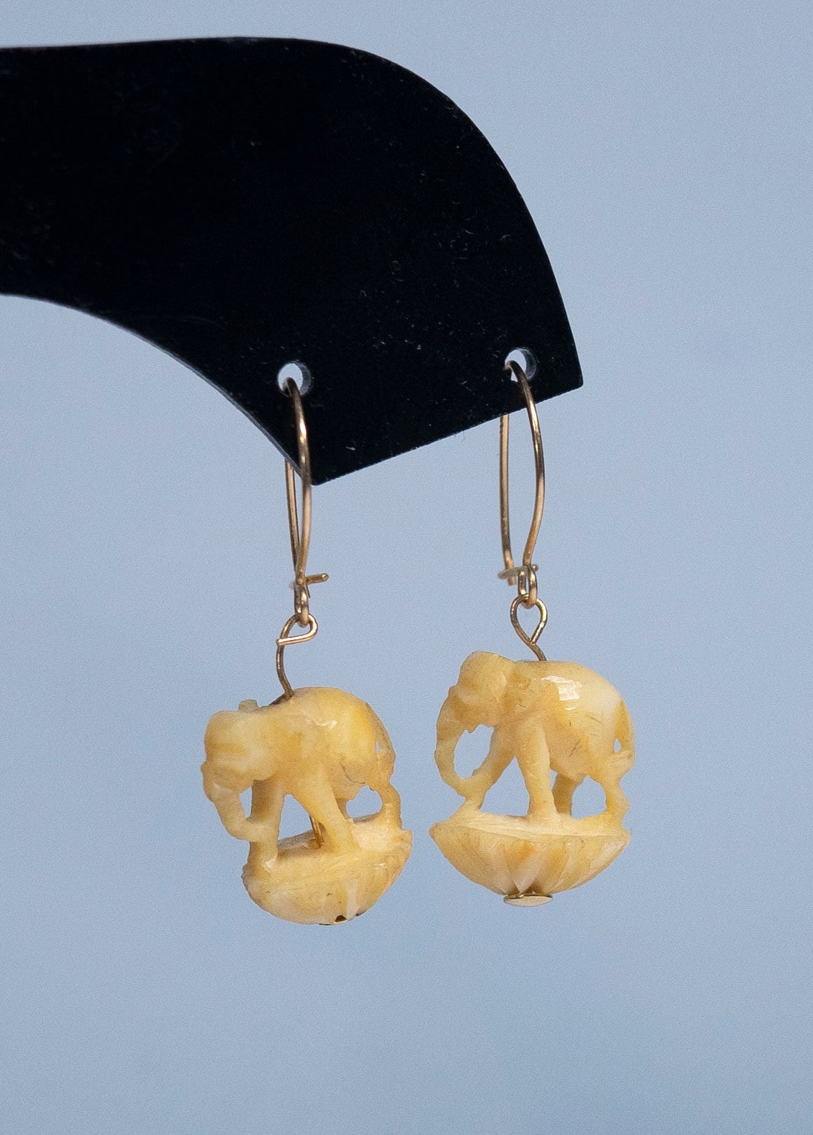 Vintage 14K Gold Elephant Ohrringe, Geschnitzte Baumeln Ohrringe von Jelifem