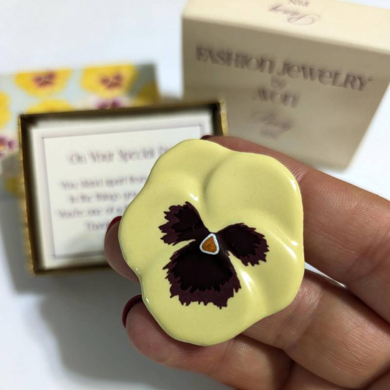 Vintage 1981 Avon Stiefmütterchen Anstecknadel Gelbe Porzellan Blumen Brosche New Old Stock 184 Vintage 1981 Avon Stiefmütterchen Anstecknadel Gelbe Porzellan Blumen Brosche New Old Stock 184 von Jelifem
