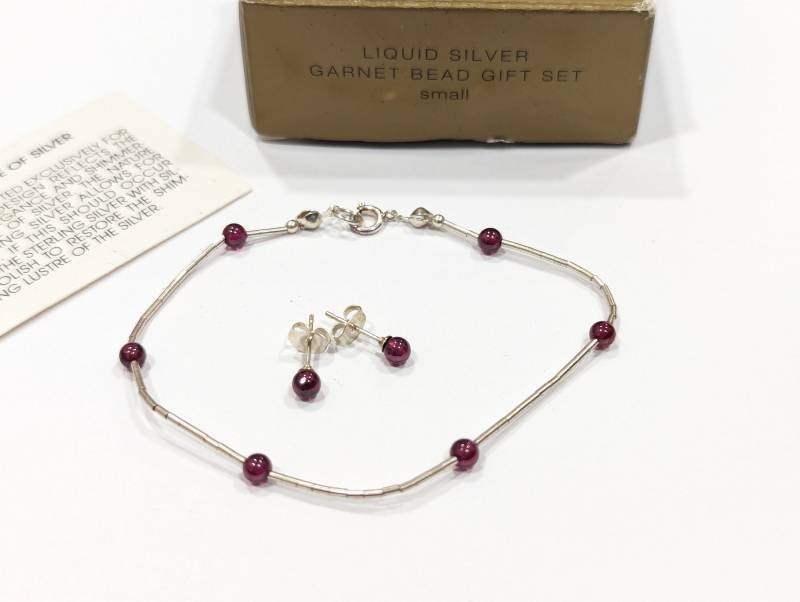 Vintage Avon Flüssigkeit Sterling Silber Granat Perlen Armband Ohrringe Geschenk Set Modeschmuck 1998 New Old Stock von Jelifem
