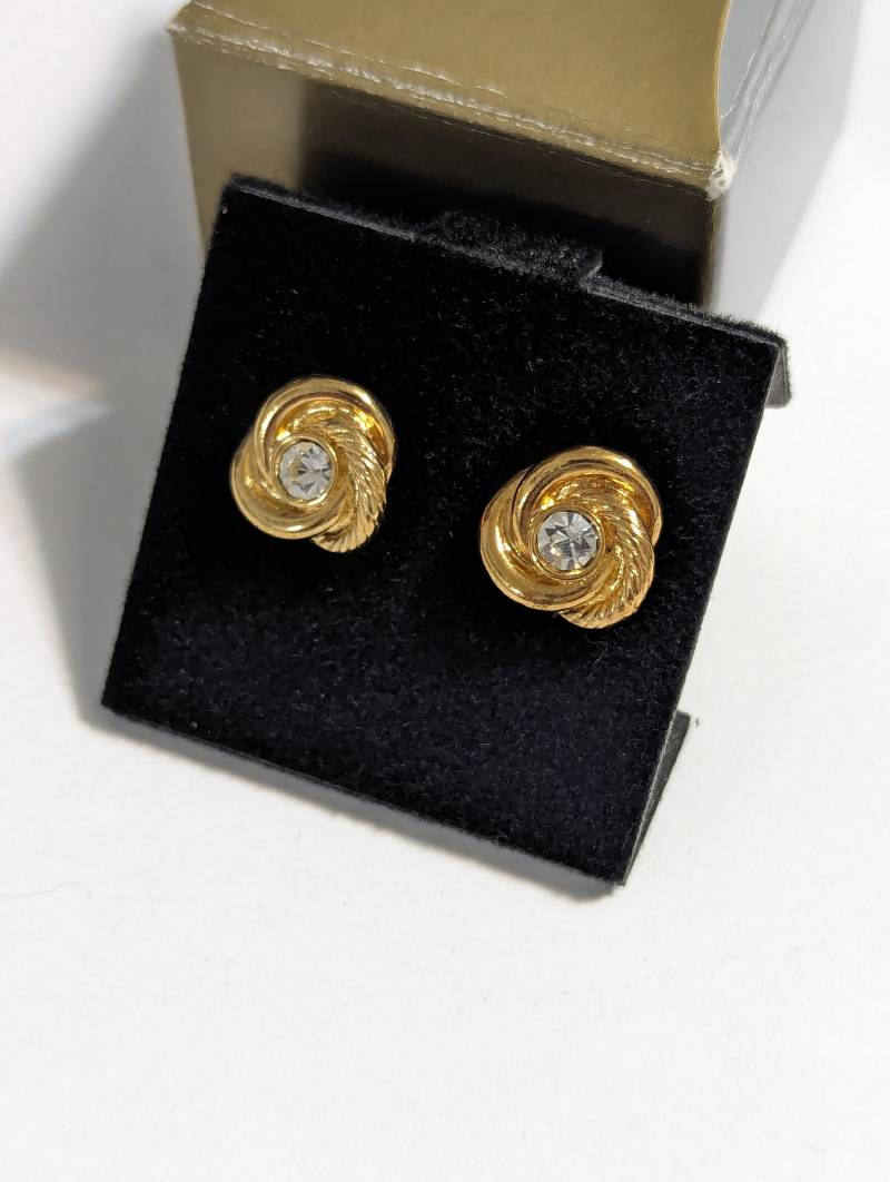 Vintage Avon Gold Knoten Ohrringe Mit Strass - New Old Stock 66 von Jelifem