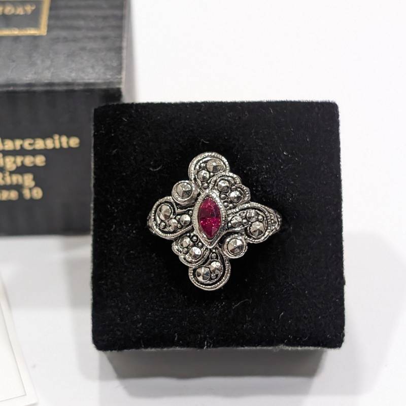 Vintage Avon Markasit Filigree Cocktail Ring Silber Tone Rot Stein Faux Und Granat Rot Strass Größe 10 New Old Stock von Jelifem