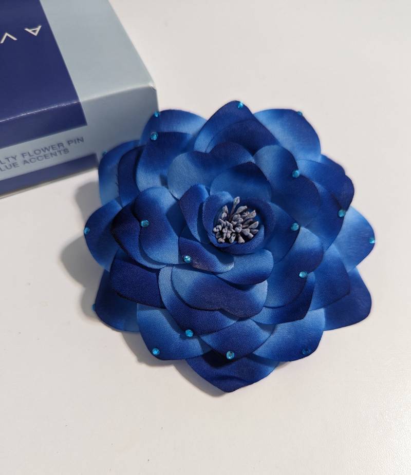 Vintage Avon Neuheit Blumen Corsage Pin Brosche Blauer Akzent Schmuck New Old Stock Original Box 84 Vintage Avon Neuheit Blumen Corsage Pin Brosche Blauer Akzent Schmuck New Old Stock Original Box 84 von Jelifem