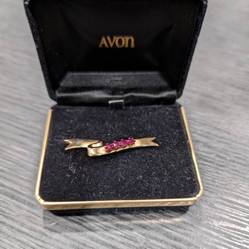 Vintage Avon Ruby Ribbon Brosche 1983 Präsident's Club Award, New Old Stock Vintage Avon Ruby Ribbon Brosche 1983 Präsident's Club Award, New Old Stock von Jelifem