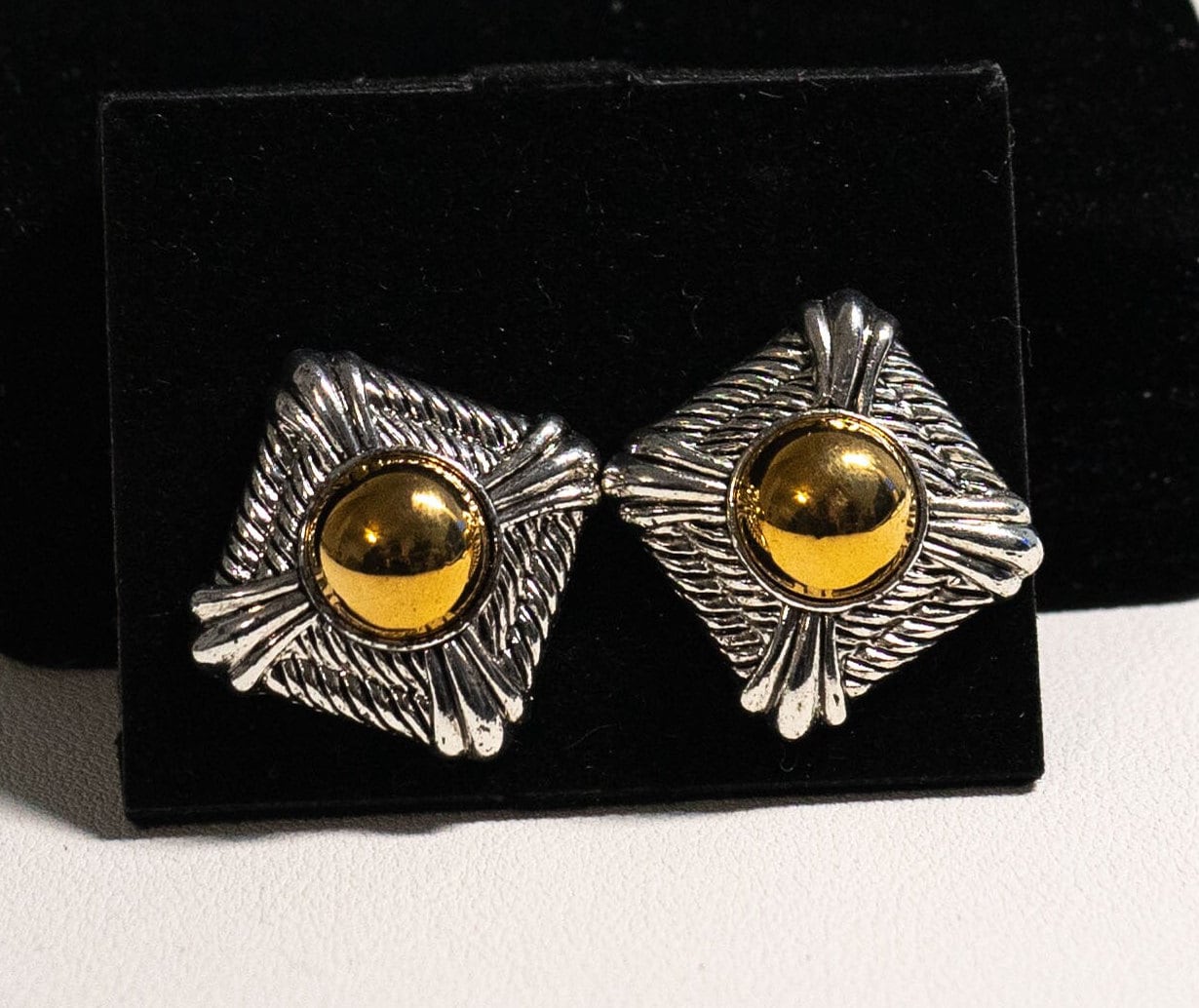 Vintage Avon Two Tone Diamond Form Clip On Fashion Ohrringe 1.22 Inch 16 von Jelifem