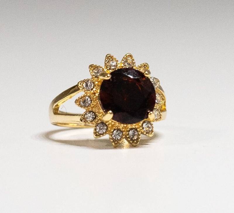 Vintage Deep Grannet & Clear Crystals Ring Nachlass 14K Gelb Vergoldet Granat Schillernde Kristalle Größe 8 von Jelifem