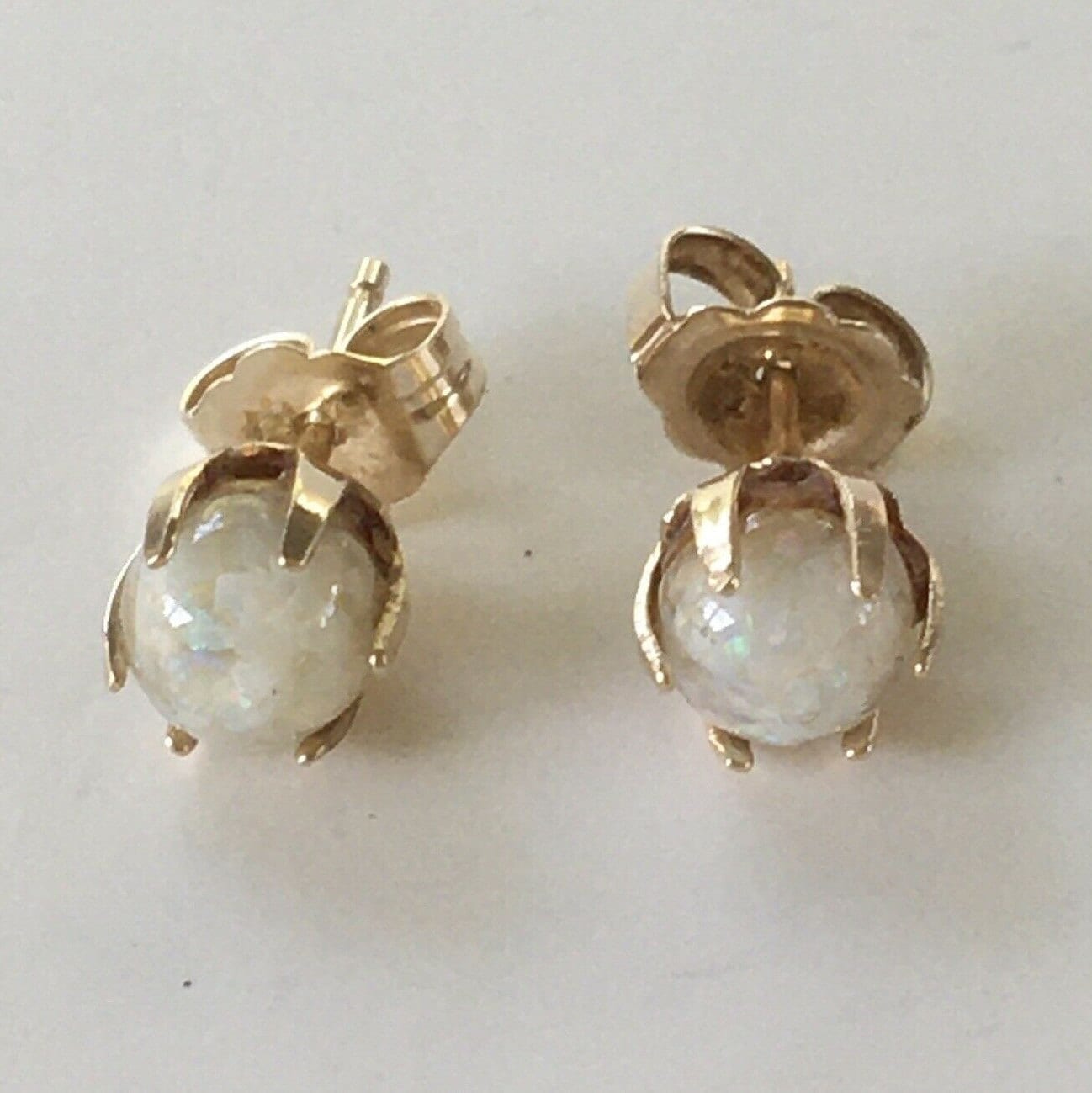 Vintage Echte Opal Chips 18K Solid Gelbgold Mini Ohrstecker 5, 5 Mm 14K Gold-stopfbüchse von Jelifem
