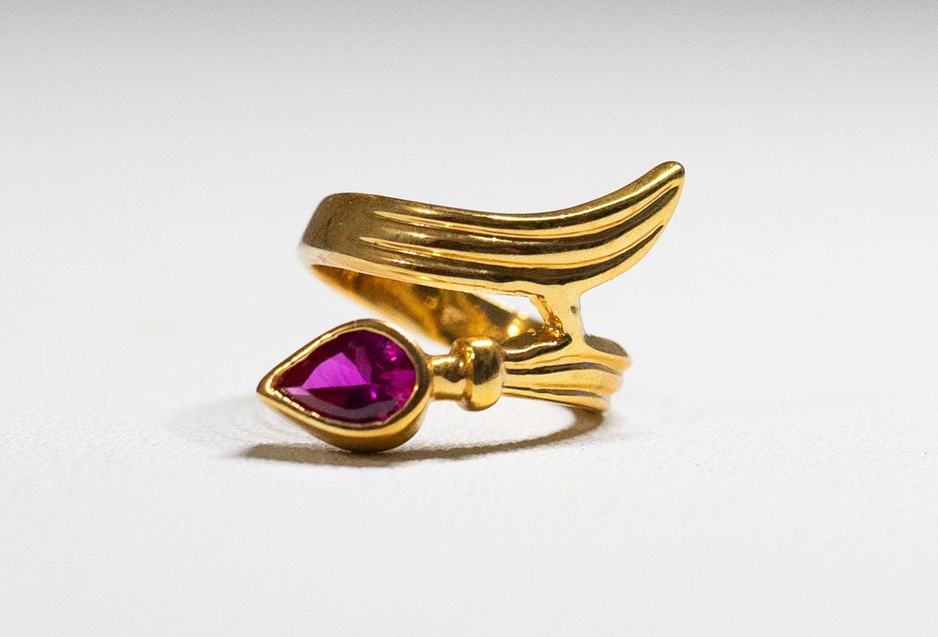 Vintage Pfeilspitze Rubin Zirkon Ring 18Kt Gold Hge Überbrückungsring, Größe 5 Gestempelt von Jelifem