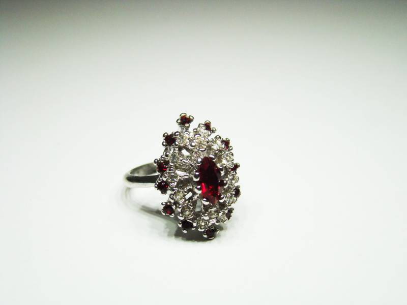 Vintage Ring Granat Und Klare Swarovski Kristall Cocktail 18Kt Weiß Gold Galvanisierte Größe 6 Nachlass von Jelifem