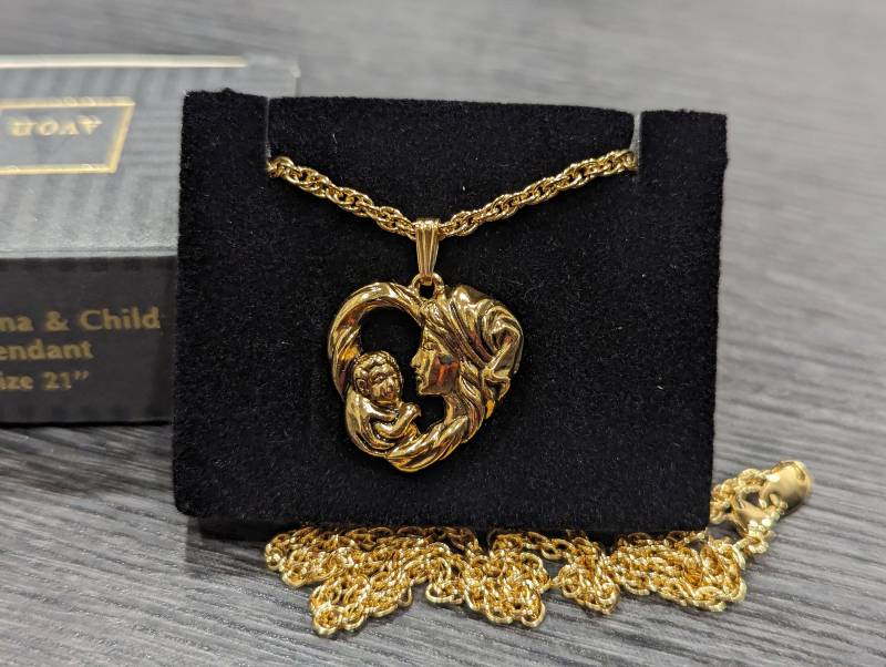 Vintage Signierte Avon Madonna & Kind Anhänger Mutter Herz Halskette 1994 New Old Stock 139 von Jelifem
