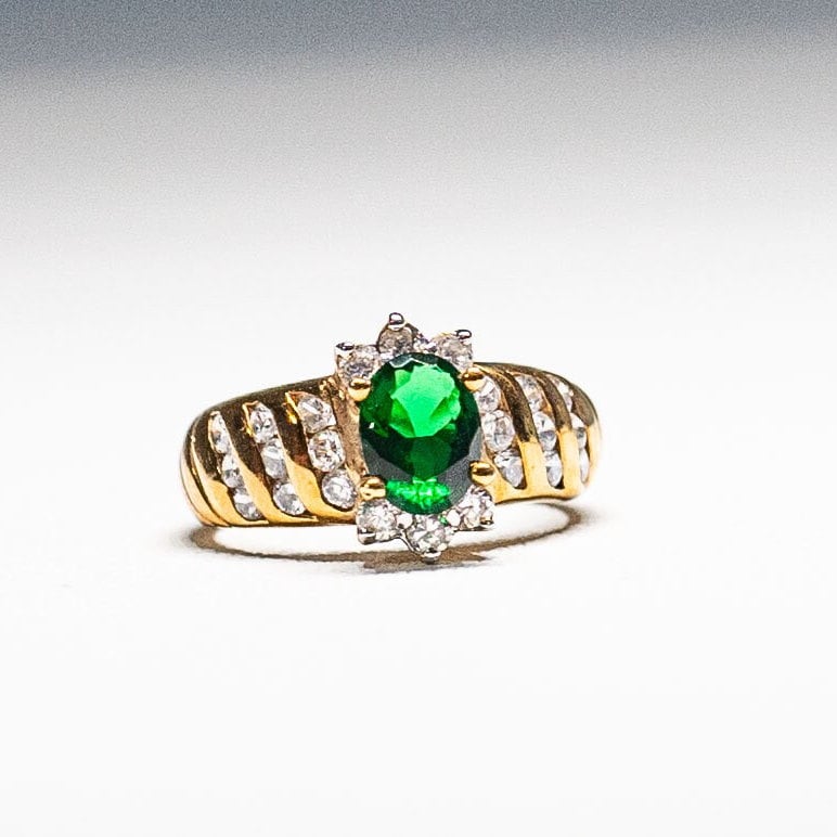 Vintage Smaragd Swarovski Kristall Ring 18Kt Ge Gelbgold, Größe 7 1/2 Vintage Smaragd Swarovski Kristall Ring 18Kt Ge Gelbgold, Größe 7 1/2 von Jelifem