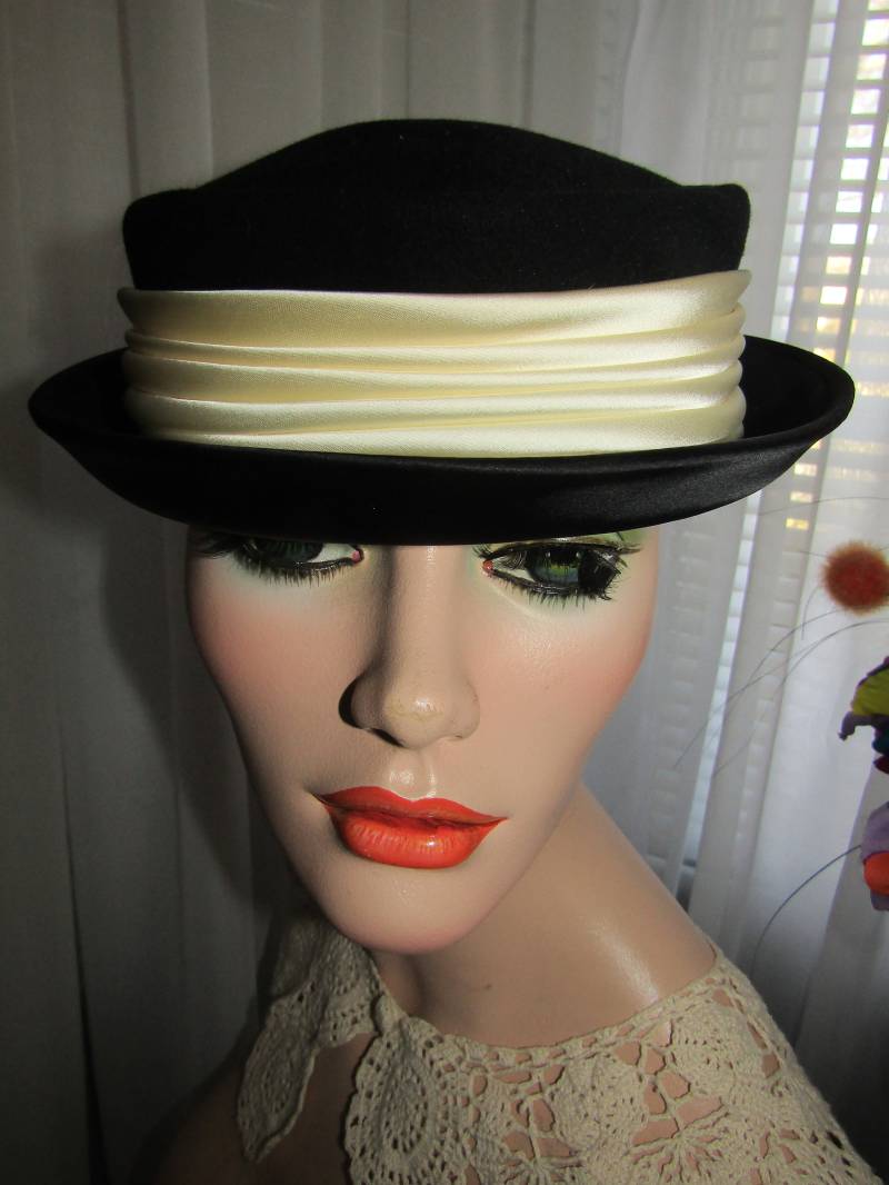 1950Er Damen Schwarzer Filz Hut Mit Kleiner Krempe Und Cremefarbenem Satinband Von Gene Doris/New York von Jellajeans