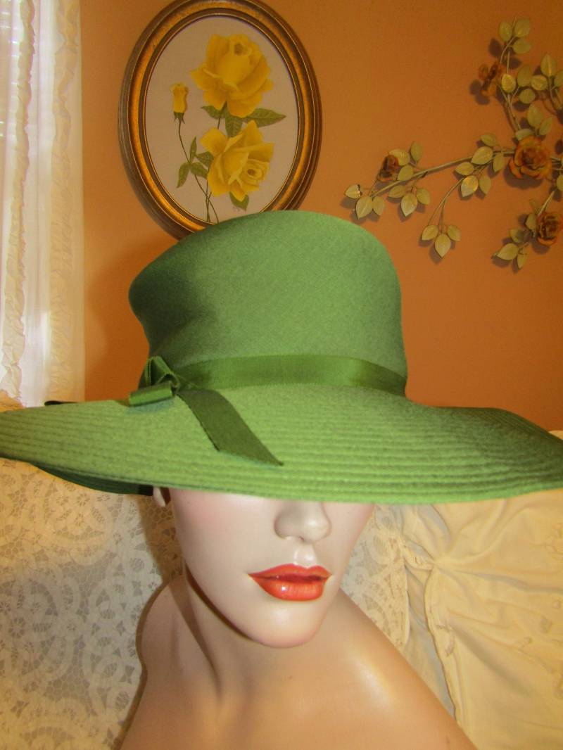 1960Er Grüne Damen Hut Mit Breiter Krempe Und Von Joyce Creations Of California von Jellajeans