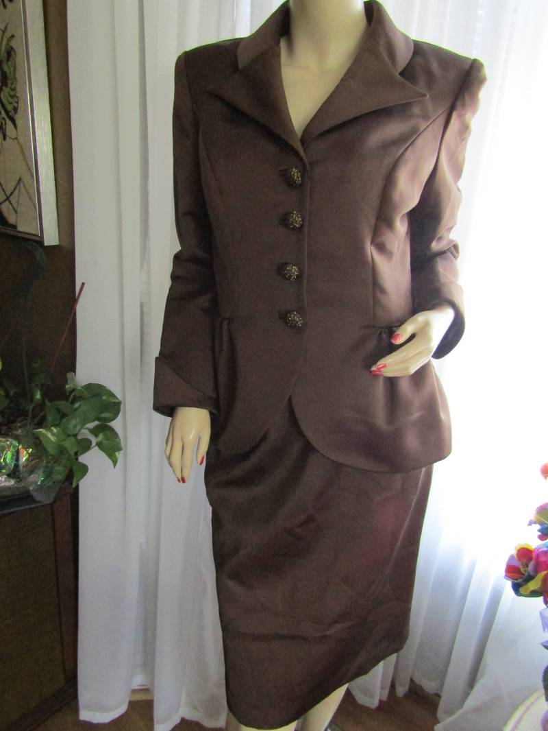 1980S "Brauer 2-Teiliger Anzug Mit Metallstrassknöpfen An Der Jackenfront Von Victor CostaGröße 8 von Jellajeans